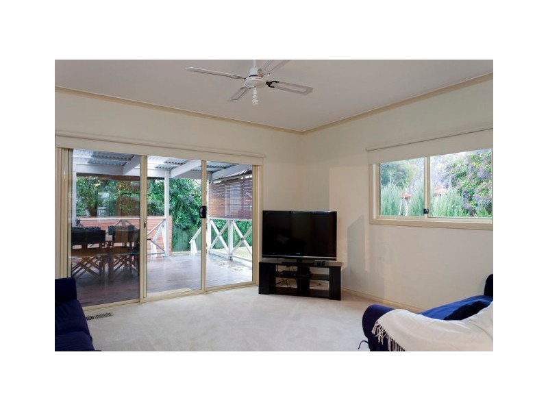 18 Rodney Street, Quarry Hill VIC 3550