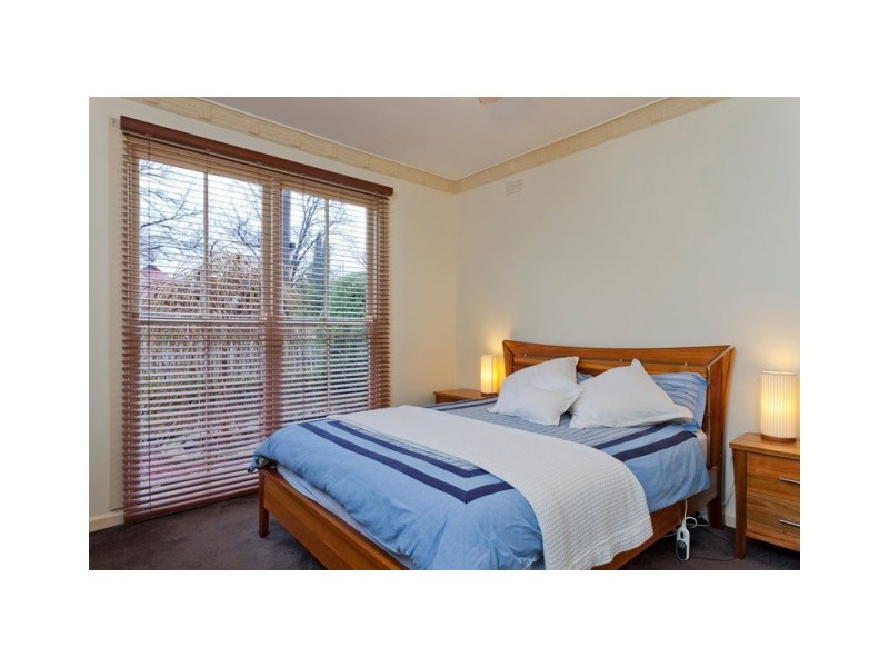 18 Rodney Street, Quarry Hill VIC 3550