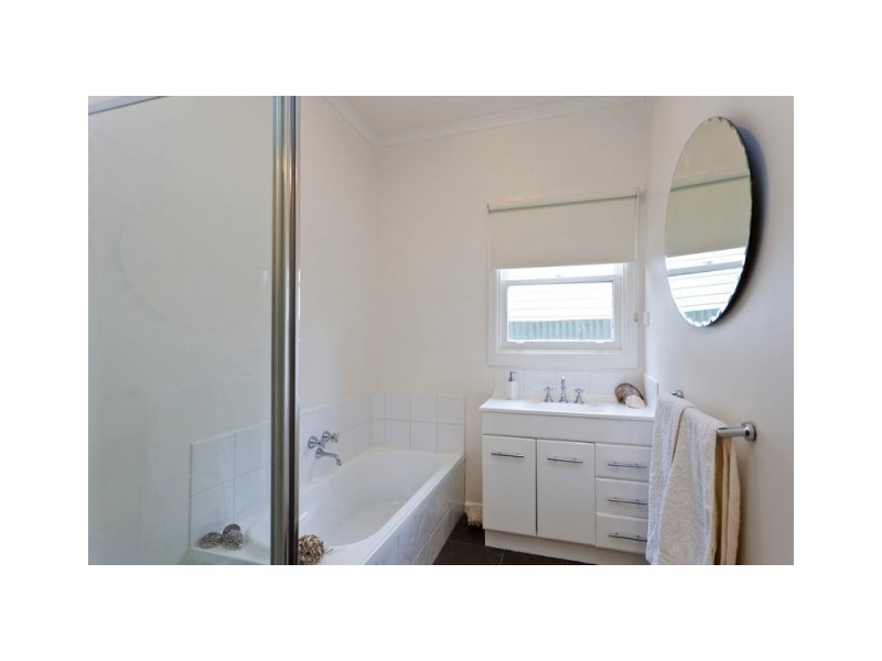 18 Rodney Street, Quarry Hill VIC 3550