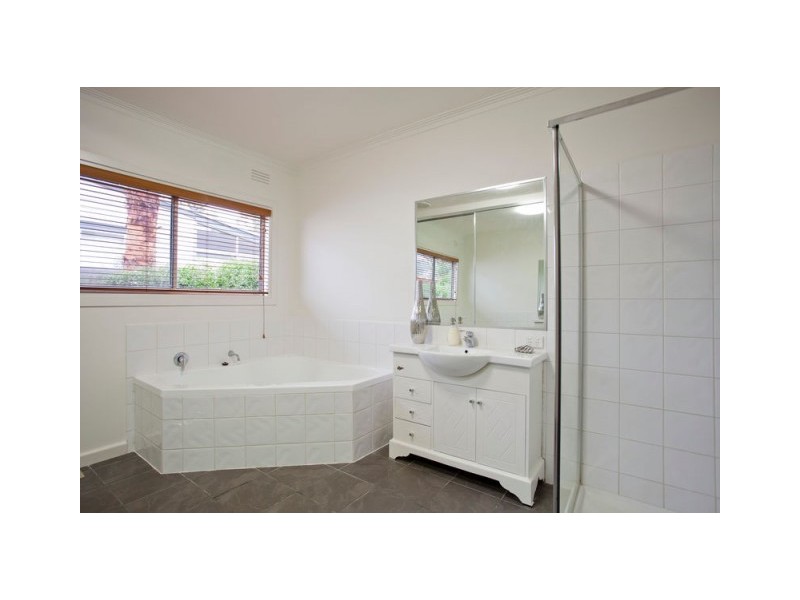 18 Rodney Street, Quarry Hill VIC 3550