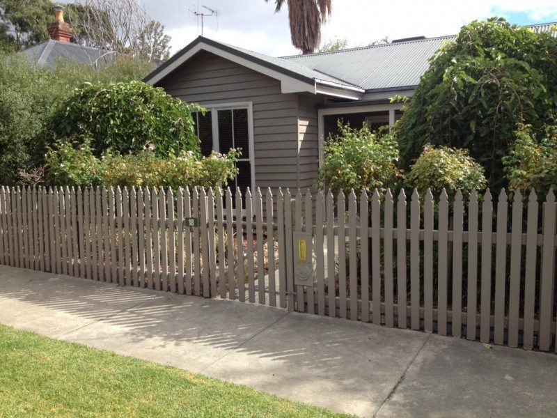 18 Rodney Street, Quarry Hill VIC 3550