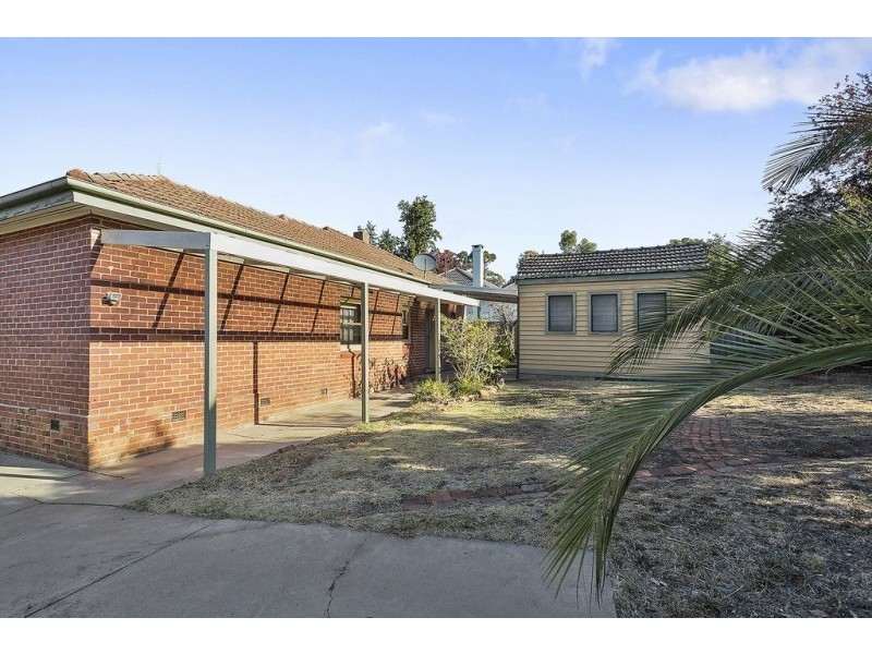 10 Eadie Street, Quarry Hill VIC 3550