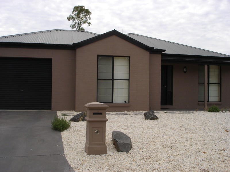 8 Grenoble Close, Spring Gully VIC 3550