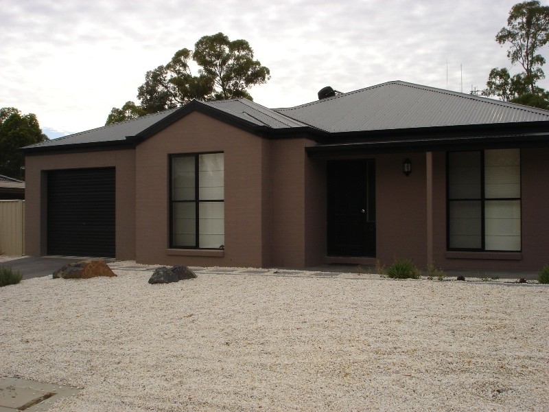 8 Grenoble Close, Spring Gully VIC 3550