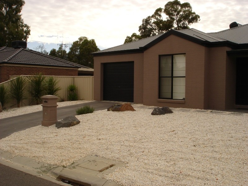 8 Grenoble Close, Spring Gully VIC 3550
