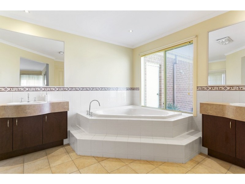 13 Clarendon Close, Strathfieldsaye VIC 3551