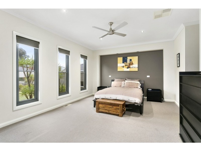 13 Isabella Grove, Strathdale VIC 3550