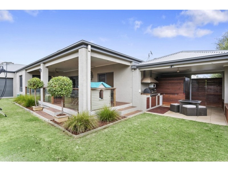 13 Isabella Grove, Strathdale VIC 3550