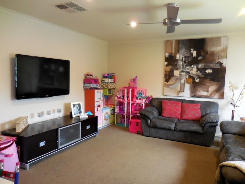 8 Caleb Close, Golden Square VIC 3555