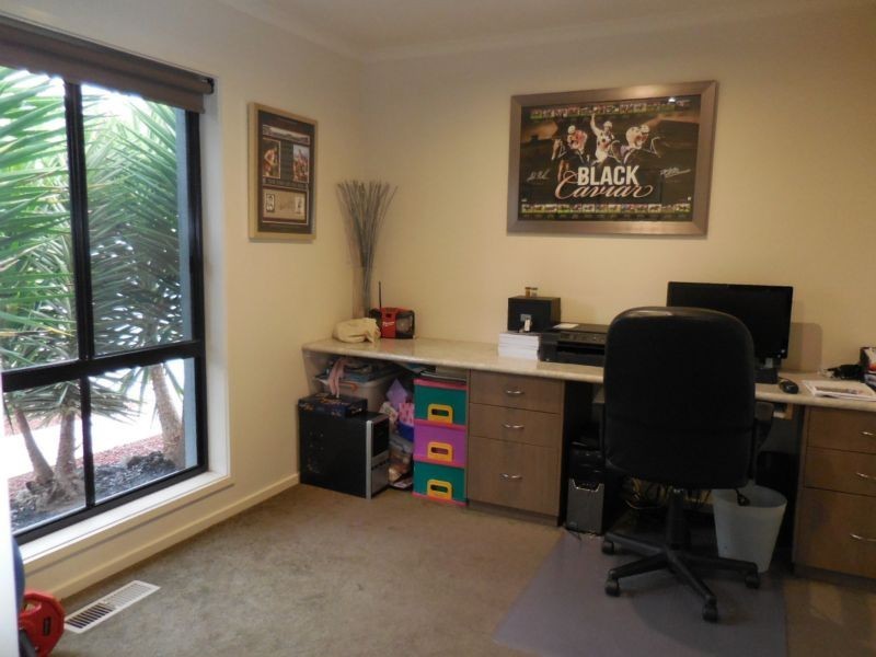 8 Caleb Close, Golden Square VIC 3555