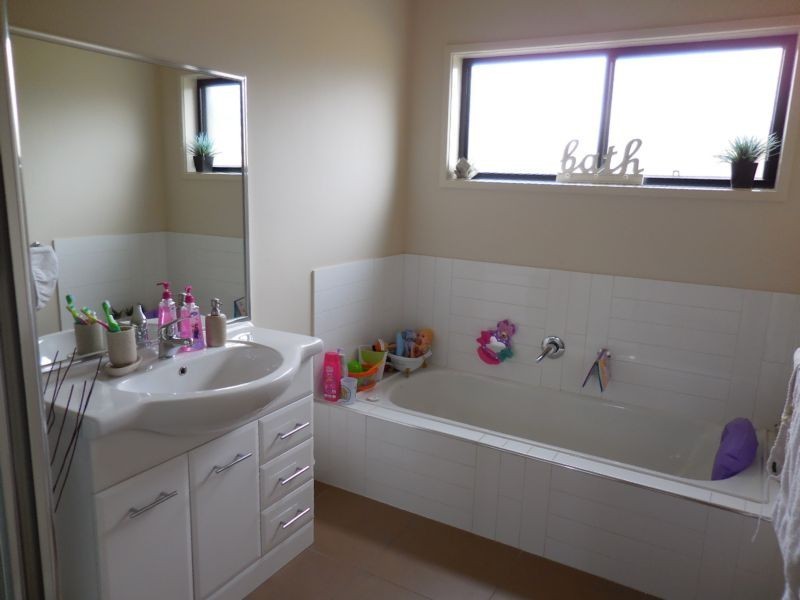 8 Caleb Close, Golden Square VIC 3555