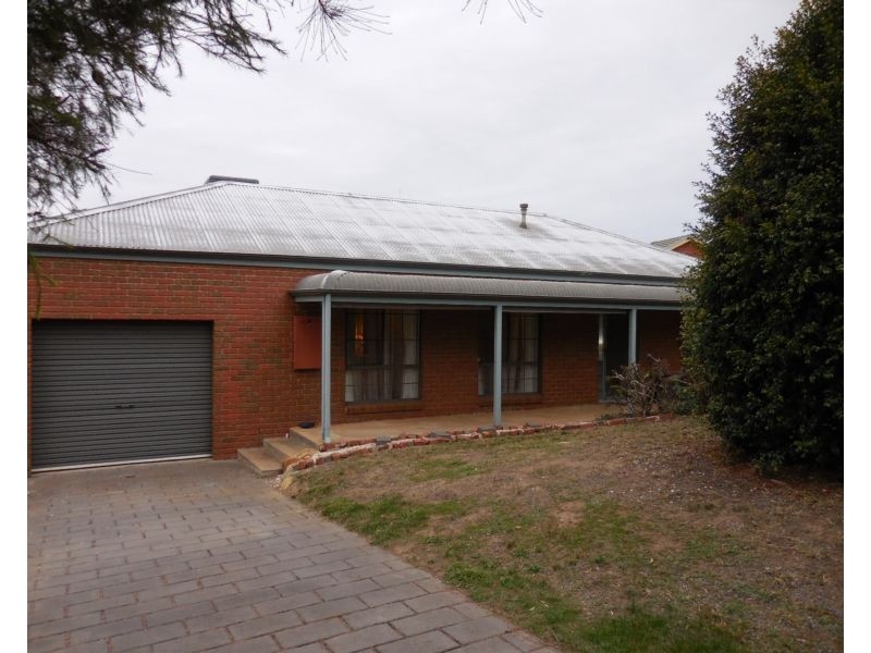 2/24 Greenwood Drive, Strathdale VIC 3550