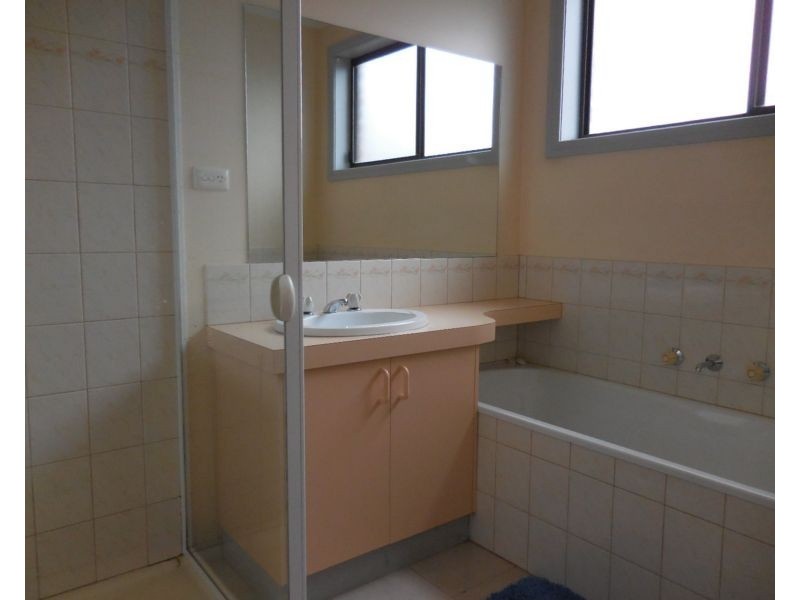 2/24 Greenwood Drive, Strathdale VIC 3550