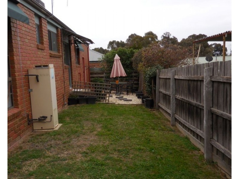 2/24 Greenwood Drive, Strathdale VIC 3550