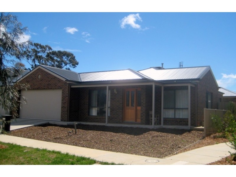 20 Edgewater Close, Eaglehawk VIC 3556