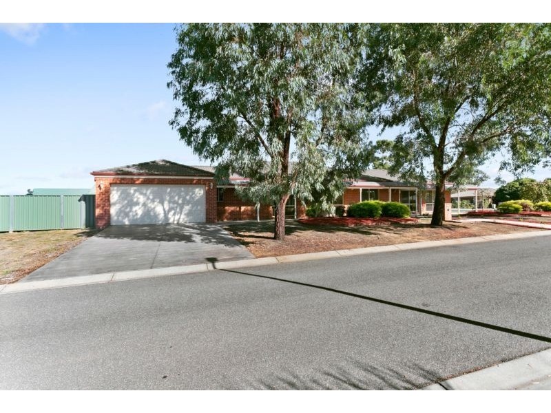 13 Clarendon Close, Strathfieldsaye VIC 3551
