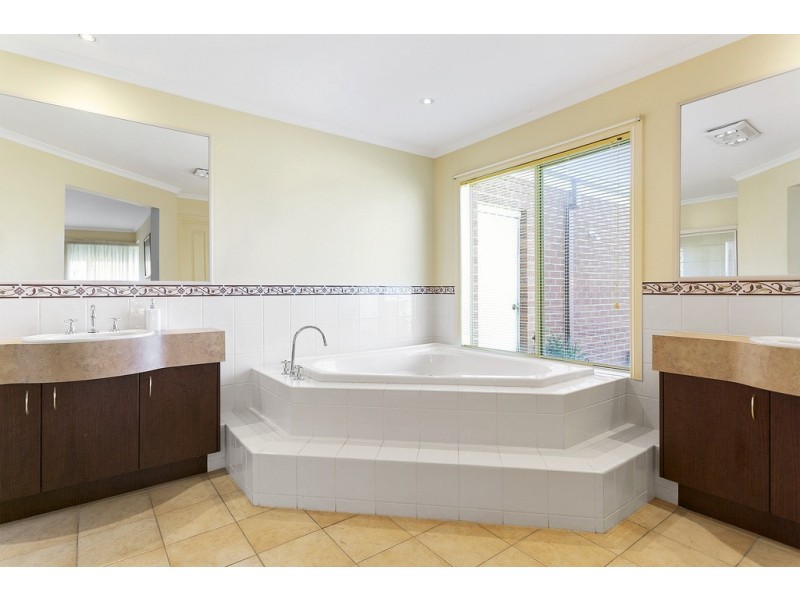 13 Clarendon Close, Strathfieldsaye VIC 3551