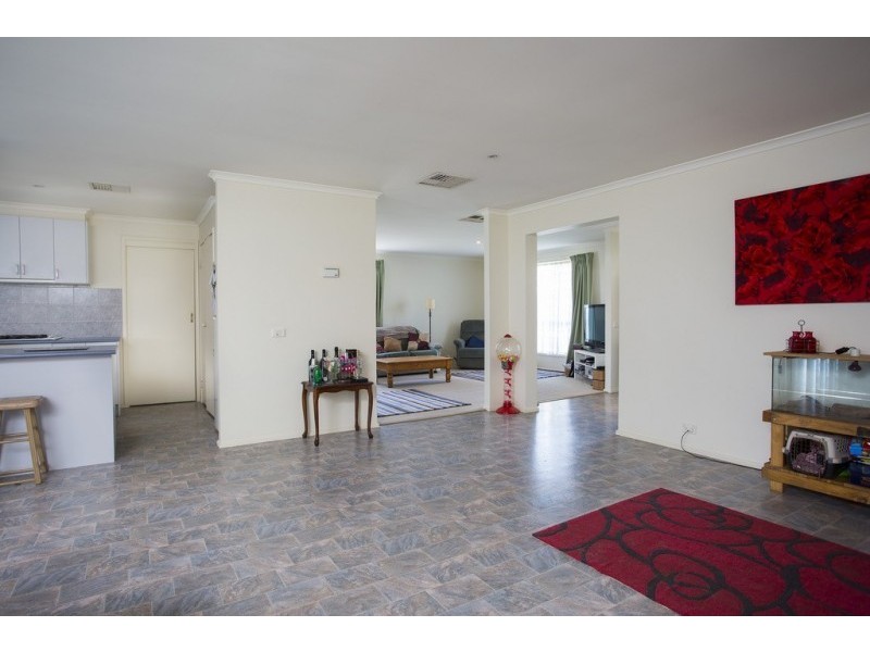 27 Cassandra Crescent, Epsom VIC 3551