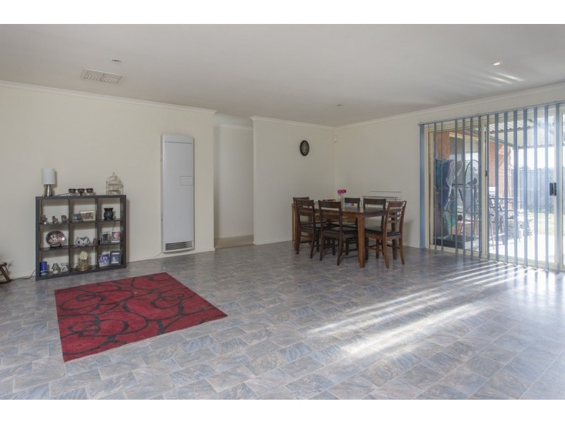 27 Cassandra Crescent, Epsom VIC 3551