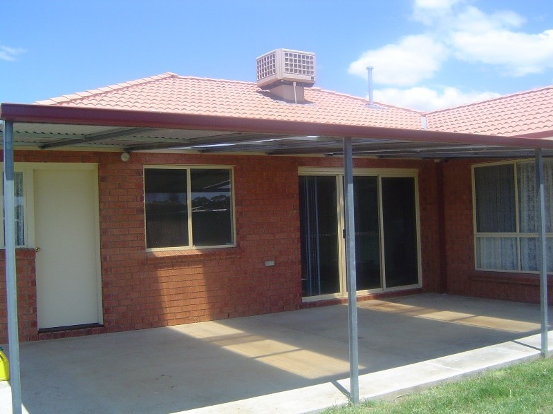 27 Cassandra Crescent, Epsom VIC 3551