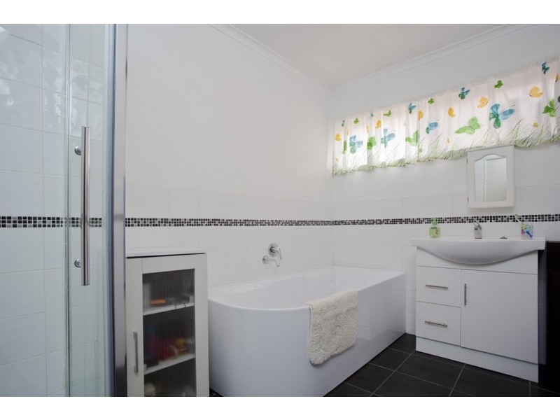 21 OSBORN AVENUE, Kangaroo Flat VIC 3555