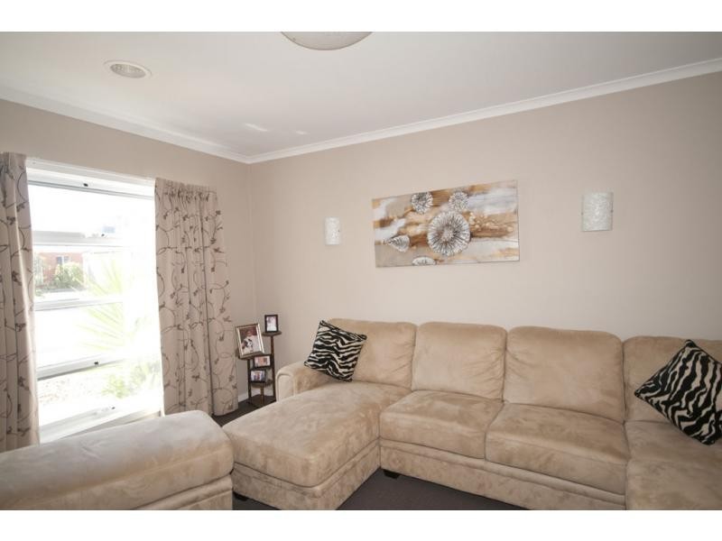 11 Barnett Drive, Kangaroo Flat VIC 3555