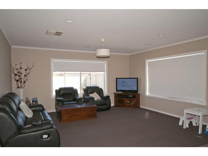 11 Barnett Drive, Kangaroo Flat VIC 3555