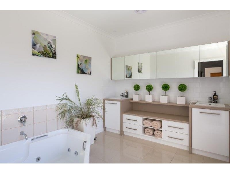 20 Pioneer Dve, Maiden Gully VIC 3551