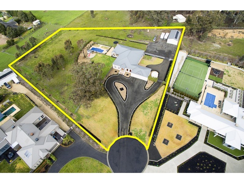 3 Hall Crescent, Junortoun VIC 3551