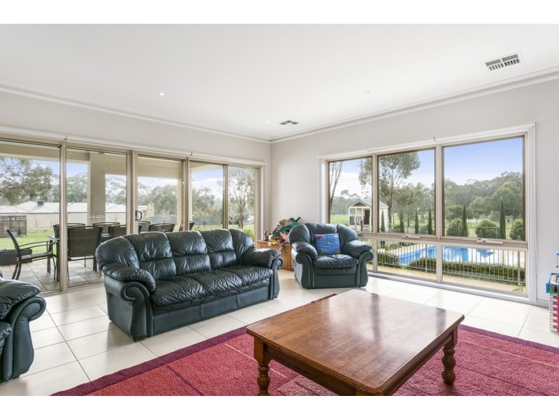 3 Hall Crescent, Junortoun VIC 3551