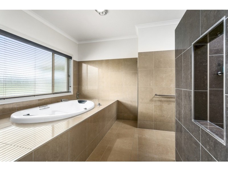 3 Hall Crescent, Junortoun VIC 3551