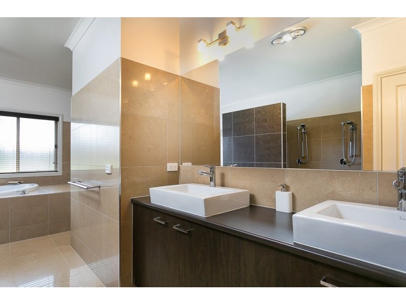 3 Hall Crescent, Junortoun VIC 3551