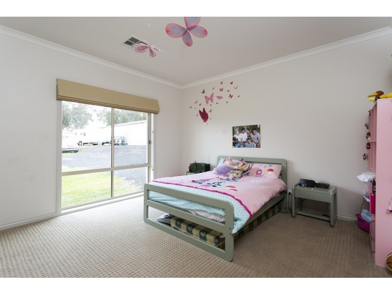3 Hall Crescent, Junortoun VIC 3551
