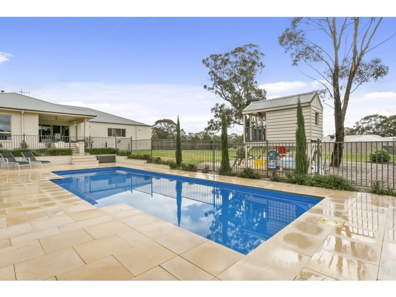 3 Hall Crescent, Junortoun VIC 3551