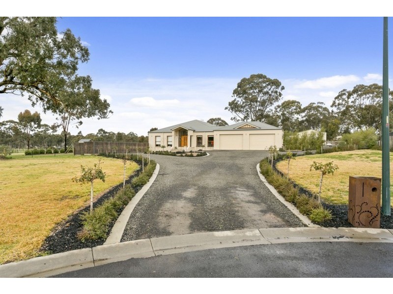 3 Hall Crescent, Junortoun VIC 3551