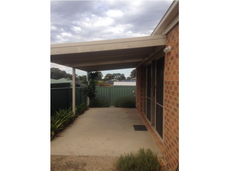 2/6 St George Park Drive, Kangaroo Flat VIC 3555