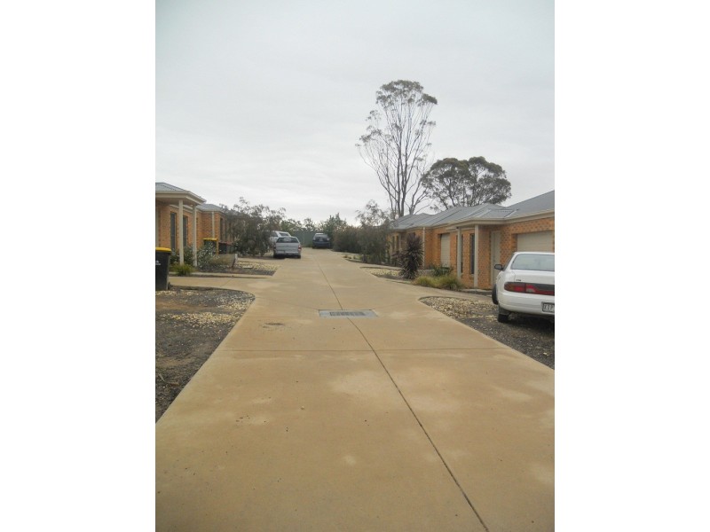 2/6 St George Park Drive, Kangaroo Flat VIC 3555