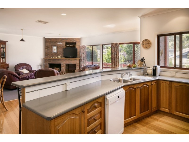 6 Ausfeldii Drive, Spring Gully VIC 3550