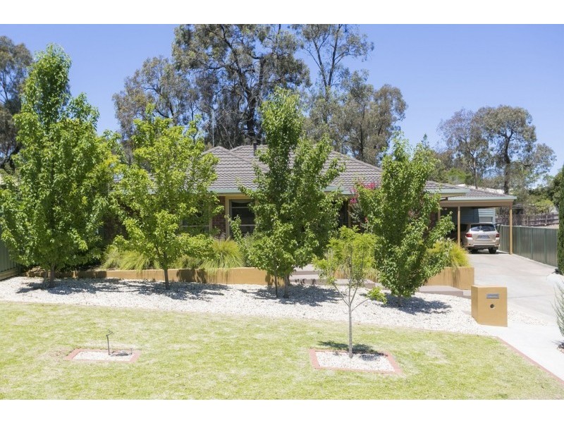 4 Heyington Place, Kennington VIC 3550