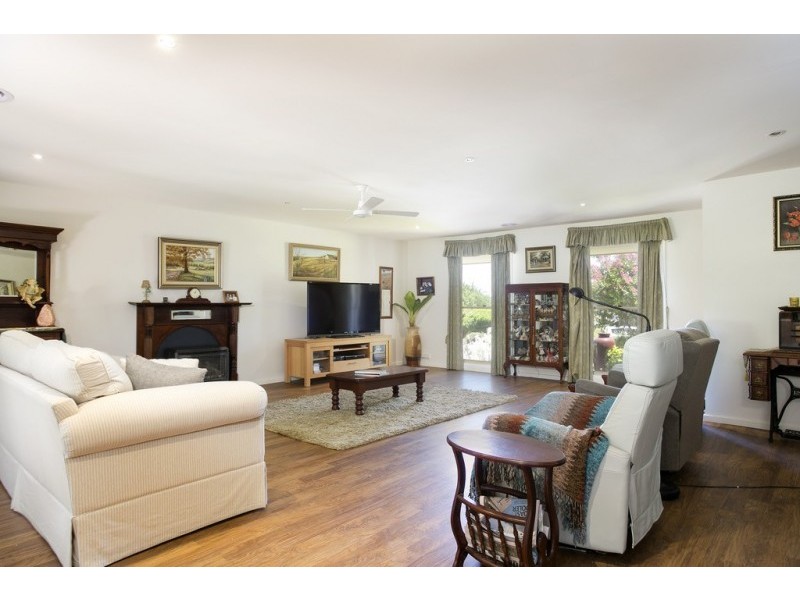 4 Heyington Place, Kennington VIC 3550