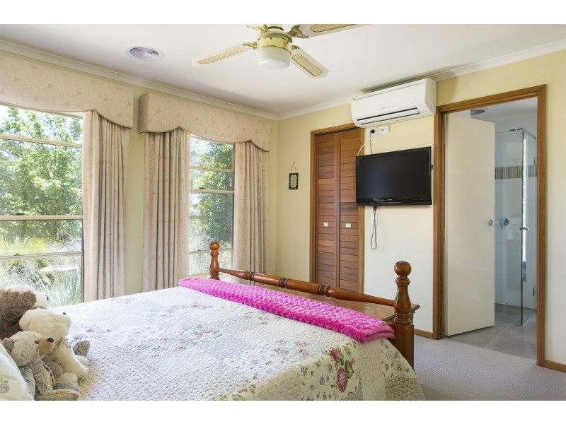 4 Heyington Place, Kennington VIC 3550