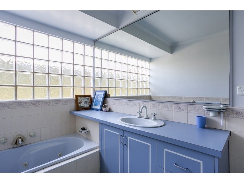 4 Heyington Place, Kennington VIC 3550