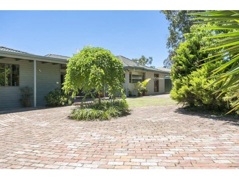 4 Heyington Place, Kennington VIC 3550