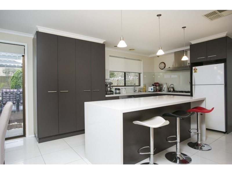 8 Deakin Drive, Flora Hill VIC 3550