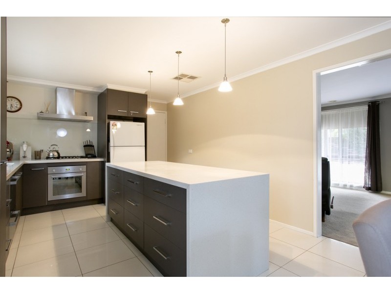 8 Deakin Drive, Flora Hill VIC 3550