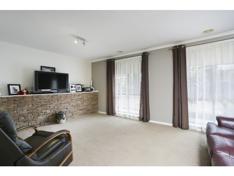 8 Deakin Drive, Flora Hill VIC 3550