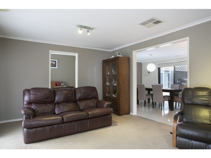 8 Deakin Drive, Flora Hill VIC 3550