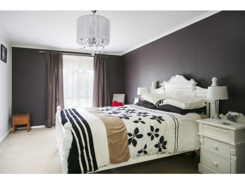 8 Deakin Drive, Flora Hill VIC 3550