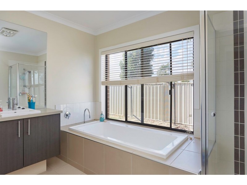 1 McMeeken Way, Epsom VIC 3551