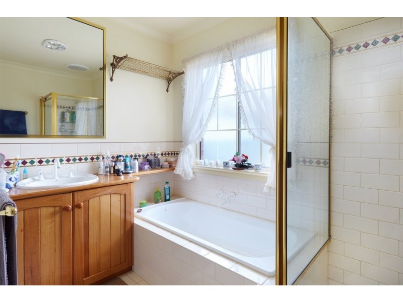 1 Noel Place, Spring Gully VIC 3550